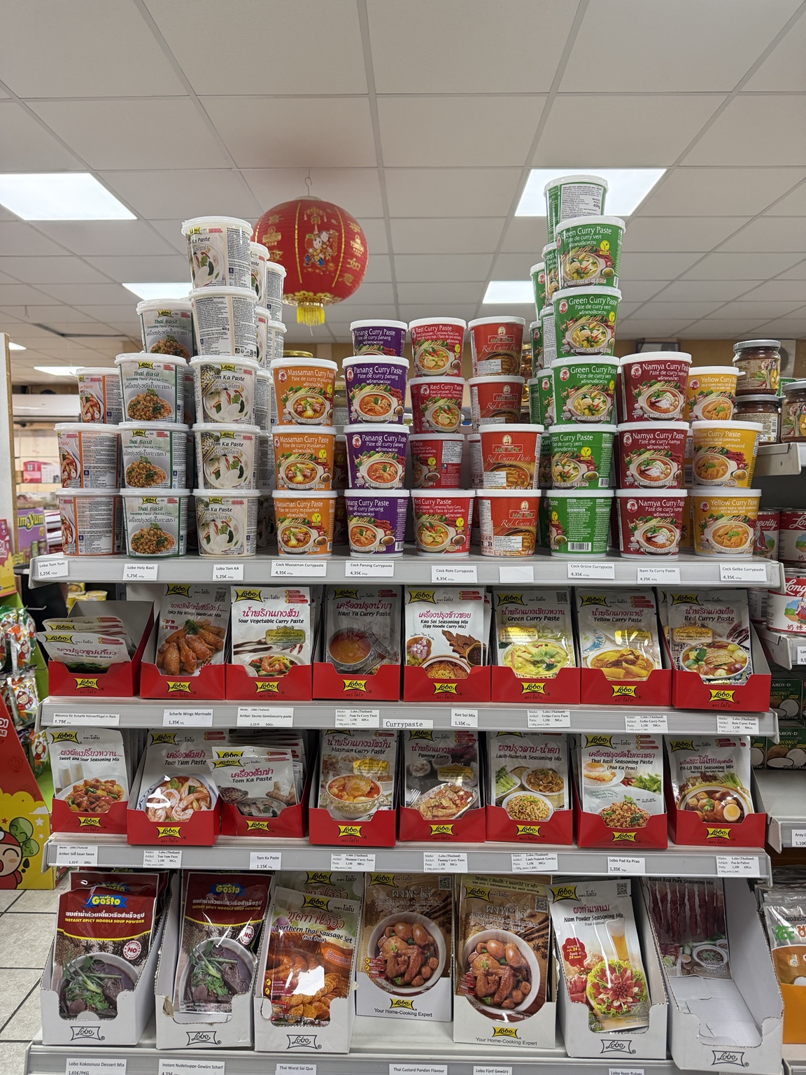 Regal im Asian Shop Wang mit Thai Currypasten und Gewürzmischungen