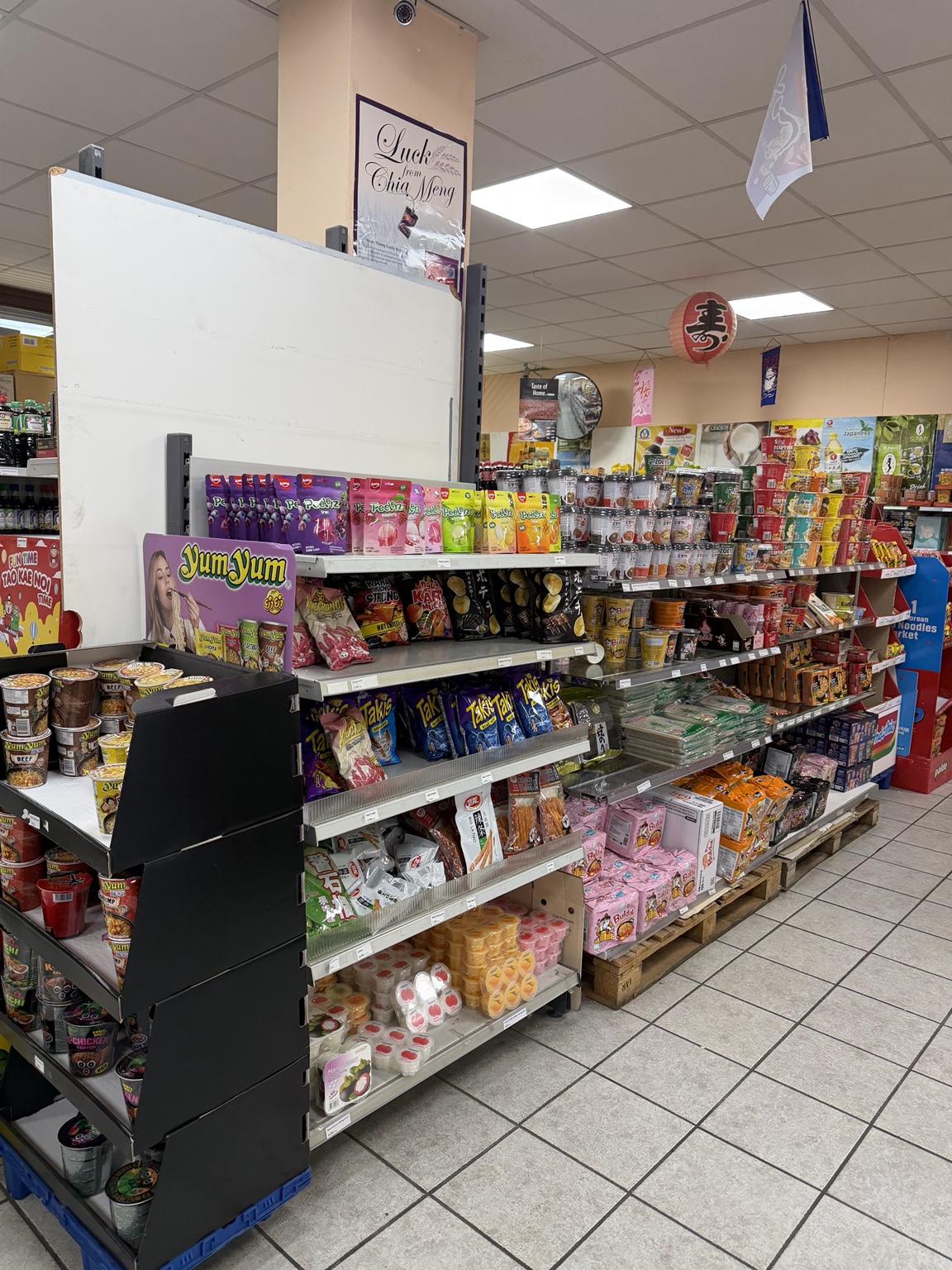 Blick in den Asian Shop Wang in Leonberg mit Regalen voller asiatischer Snacks und Lebensmittel