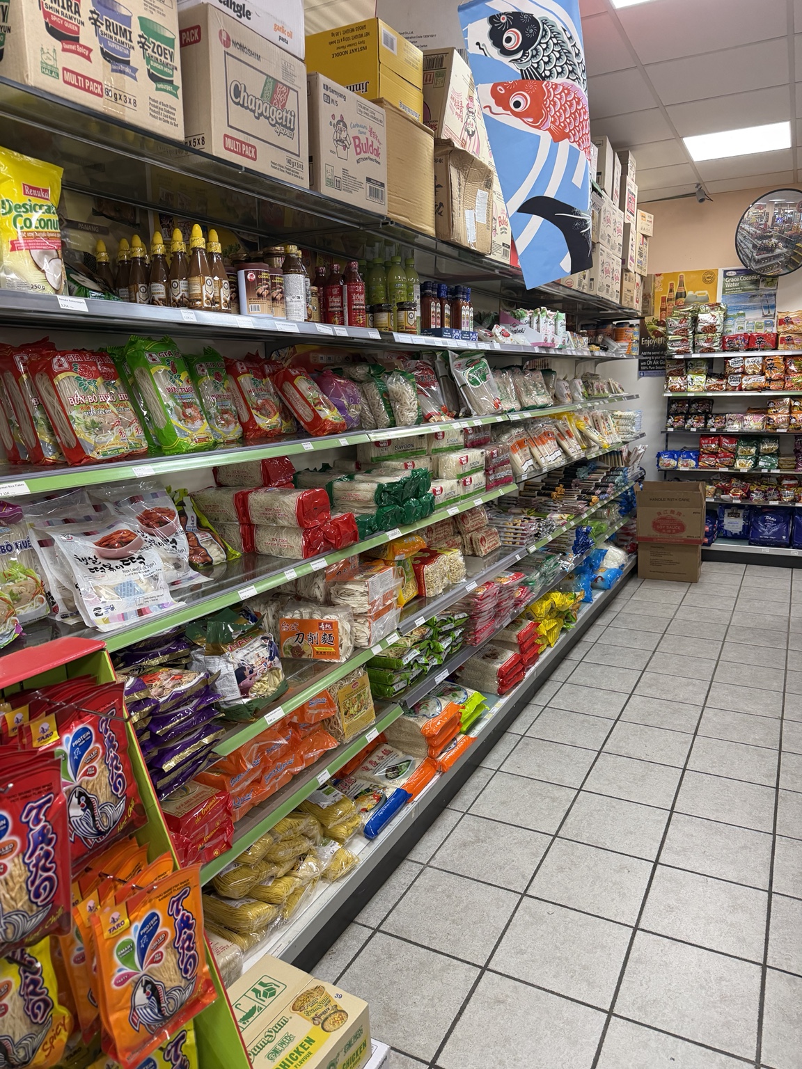 Regal mit Reisnudeln und weiteren asiatischen Nudeln im Asian Shop Wang
