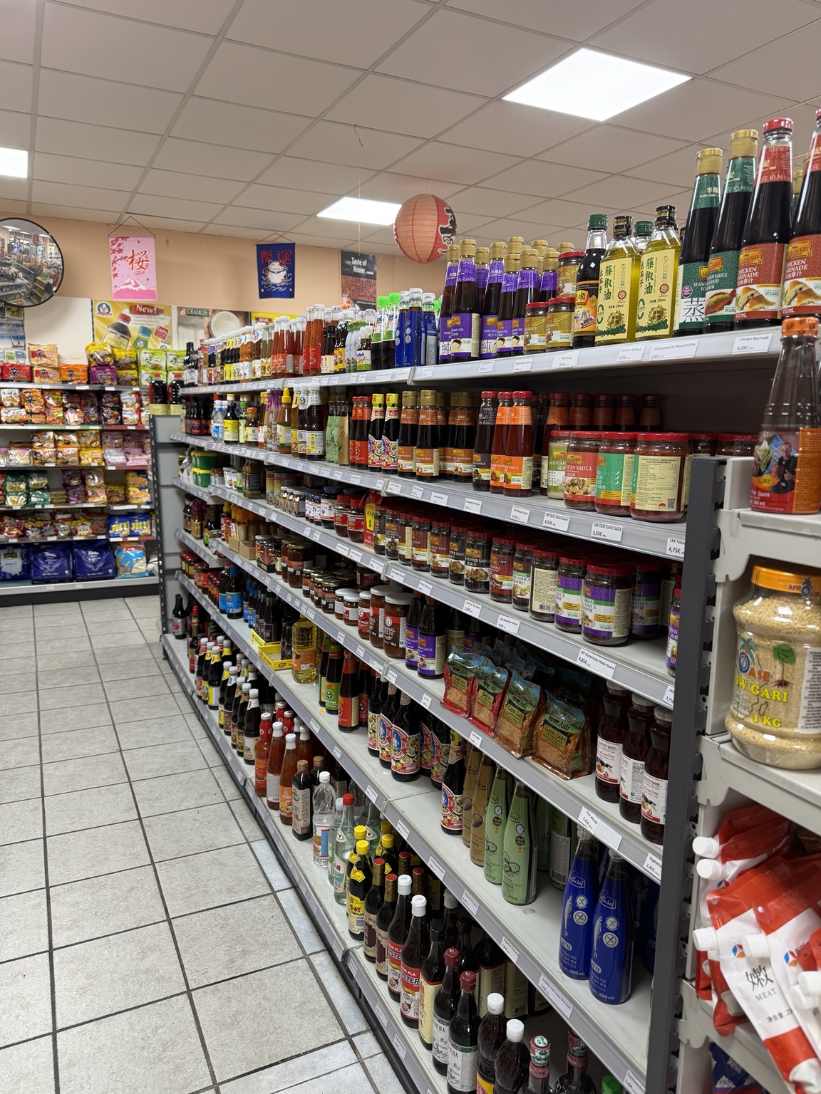 Regal mit Sojasaucen, Ölen und asiatischen Würzsaucen im Asian Shop Wang